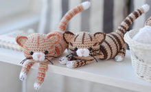 Load image into Gallery viewer, Мастер-класс - Полосатый котенок, описание вязаной крючком игрушки - Firefly Crochet
