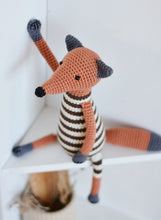 Load image into Gallery viewer, Мастер-класс - Два лиса, описание вязаных крючком игрушек - Firefly Crochet
