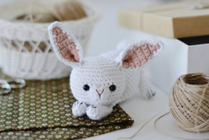 Patrón de ganchillo Conejo moteado + blanco Patrón en ESPANOL - Firefly Crochet