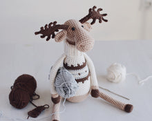 Load image into Gallery viewer, Мастер-класс - Лось Ричард в свитере, описание вязаной крючком игрушки - Firefly Crochet
