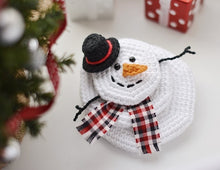 Load image into Gallery viewer, Marvin the Melted Snowman, FREE Crochet Pattern in ENGLISH - Firefly Crochet
