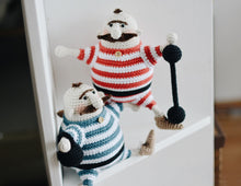 Load image into Gallery viewer, Мастер-класс - Силачи, описание вязаной крючком игрушки - Firefly Crochet
