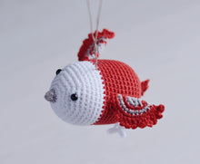 Load image into Gallery viewer, Мастер-класс - Рождественские Птички на Елку, описание вязаных крючком игрушек - Firefly Crochet
