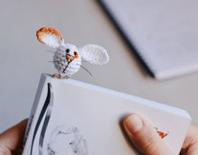 Load image into Gallery viewer, Мастер-класс - Закладка для книг кролик и котик, описание вязаной крючком игрушки - Firefly Crochet
