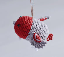 Load image into Gallery viewer, Мастер-класс - Рождественские Птички на Елку, описание вязаных крючком игрушек - Firefly Crochet
