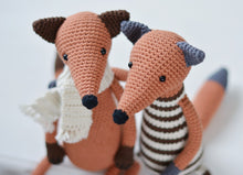 Load image into Gallery viewer, Мастер-класс - Два лиса, описание вязаных крючком игрушек - Firefly Crochet
