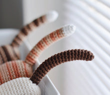 Load image into Gallery viewer, Мастер-класс - Полосатый котенок, описание вязаной крючком игрушки - Firefly Crochet
