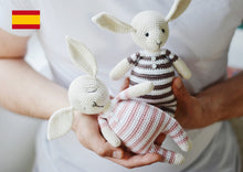 Load image into Gallery viewer, Patrón de ganchillo Conejos en pijama, ESPANOL - Firefly Crochet
