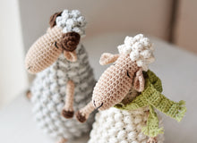 Load image into Gallery viewer, Patrón de ganchillo, Bárbara la oveja dormidathe, Patrón en ESPANOL - Firefly Crochet
