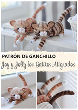 Load image into Gallery viewer, Patrón de ganchillo Gatitos Atigrados Patrón en ESPANOL - Firefly Crochet
