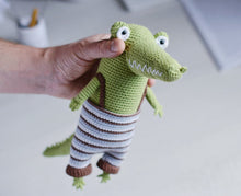Load image into Gallery viewer, Мастер-класс - Лягушонок - Крокодил, описание вязаной крючком игрушки - Firefly Crochet
